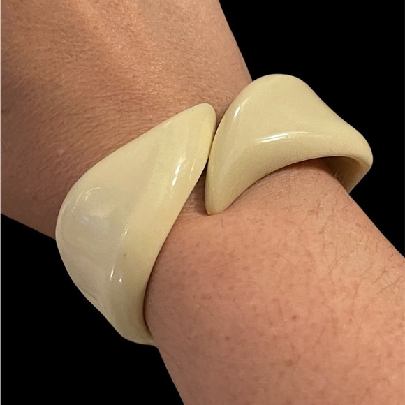 1970s ivory color lucite hinged clamper bracelet bangle - Picture 2 of 4